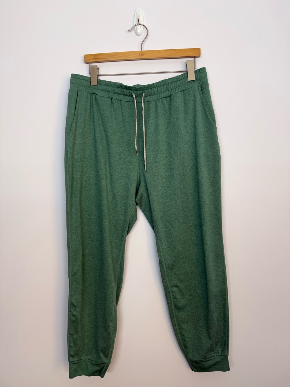 15: Vuori Performance Jogger Celadon Heather? Size XL Green 25.5”